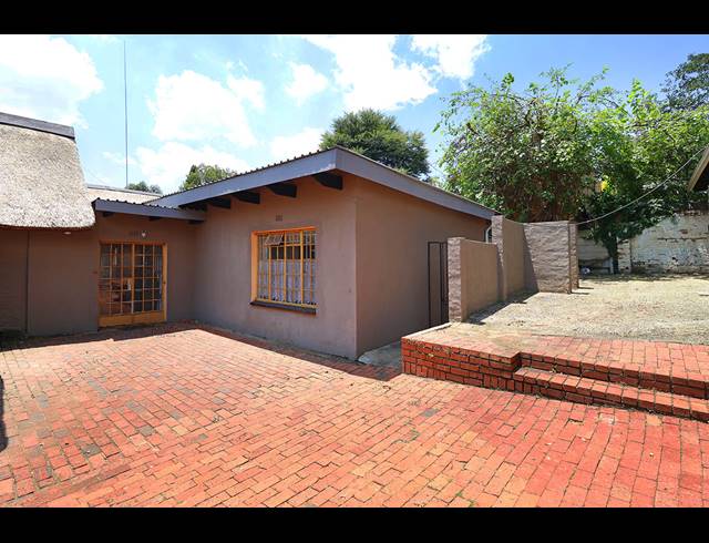 4 BEDROOM FREEHOLD FOR SALE IN GLENHAZEL